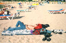 Mi amigo Pedrito durmiendo en la playa